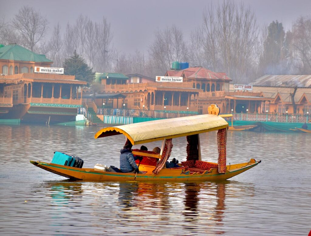 picture showing shikara in dal lake